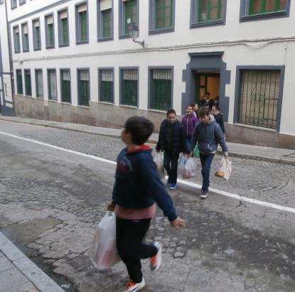 Entrega de alimentos (Navidad solidaria 2015) - Foto 2