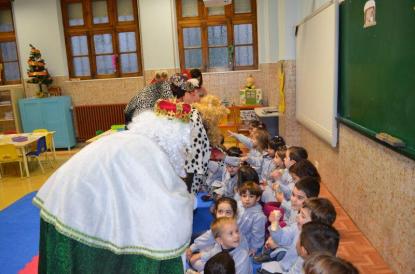 Los Reyes Magos visitan el colegio - Foto 6