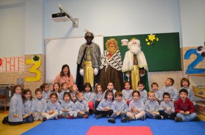 Los Reyes Magos visitan el colegio - Foto 7