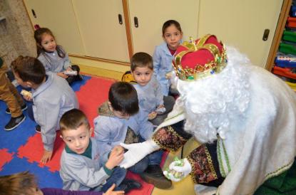 Los Reyes Magos visitan el colegio - Foto 8