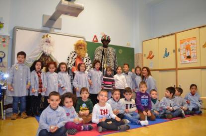 Los Reyes Magos visitan el colegio - Foto 9