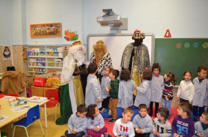 Los Reyes Magos visitan el colegio - Foto 10