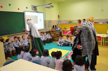 Los Reyes Magos visitan el colegio - Foto 11