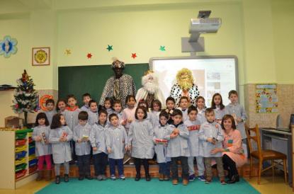 Los Reyes Magos visitan el colegio - Foto 13