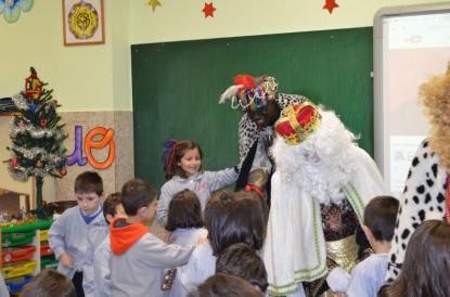 Los Reyes Magos visitan el colegio - Foto 14