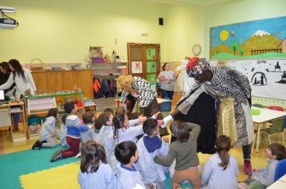 Los Reyes Magos visitan el colegio - Foto 16