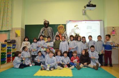 Los Reyes Magos visitan el colegio - Foto 17
