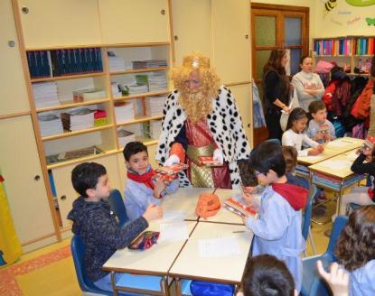Los Reyes Magos visitan el colegio - Foto 18