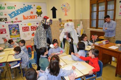 Los Reyes Magos visitan el colegio - Foto 19