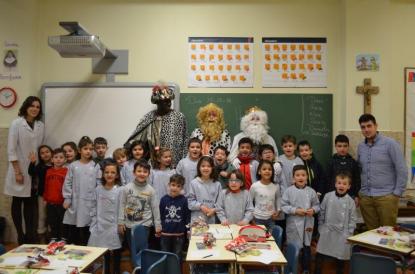 Los Reyes Magos visitan el colegio - Foto 20