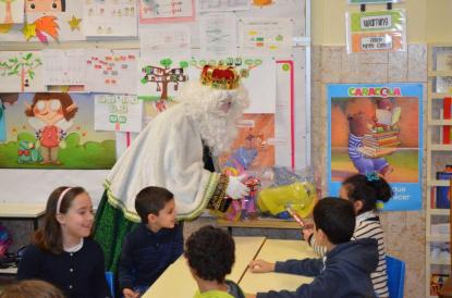 Los Reyes Magos visitan el colegio - Foto 21