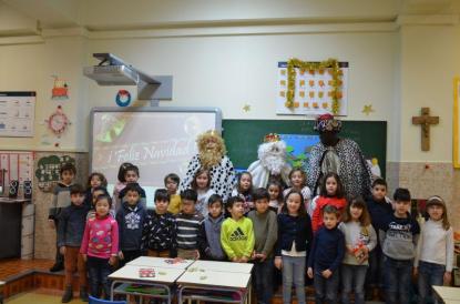 Los Reyes Magos visitan el colegio - Foto 22