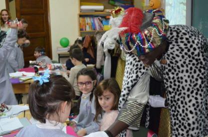Los Reyes Magos visitan el colegio - Foto 24