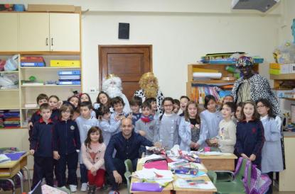 Los Reyes Magos visitan el colegio - Foto 25