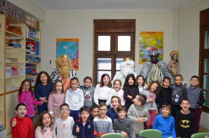 Los Reyes Magos visitan el colegio - Foto 30