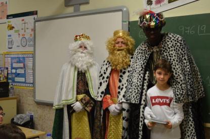 Los Reyes Magos visitan el colegio - Foto 31