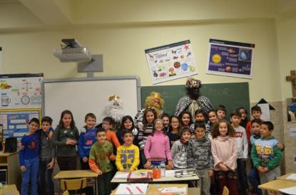 Los Reyes Magos visitan el colegio - Foto 32