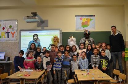Los Reyes Magos visitan el colegio - Foto 34