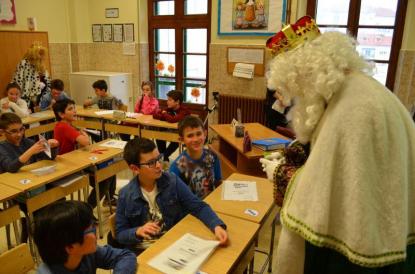 Los Reyes Magos visitan el colegio - Foto 43