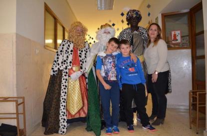 Los Reyes Magos visitan el colegio - Foto 49